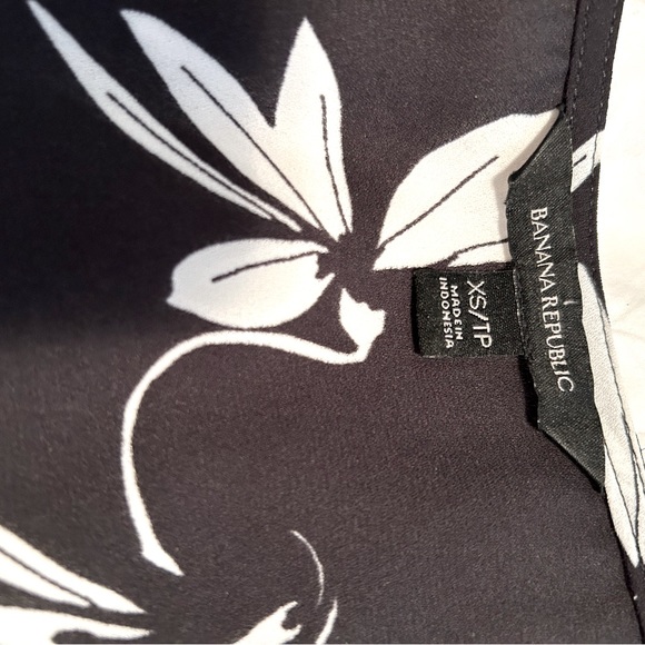 Banana Republic Size XS light floral tank top - Picture 4 of 5